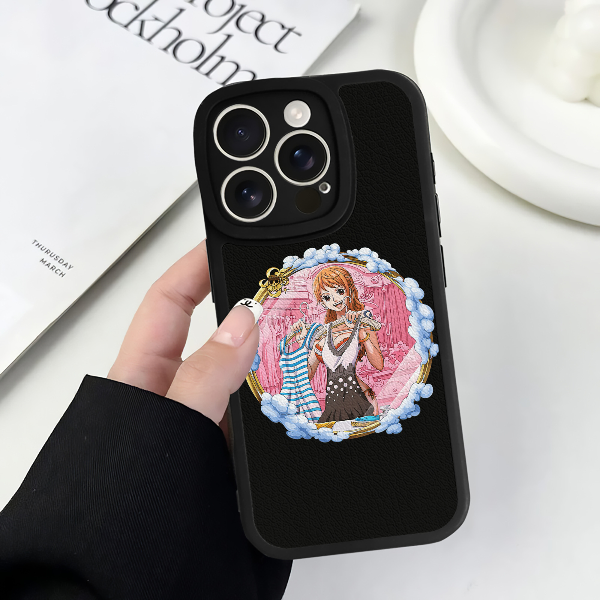 （画像用） ワンピース ナミ ONE PIECE Nami 【iPhone 16シリーズ対応】シリコンスマホケース（レザー調） 材質：シリコン